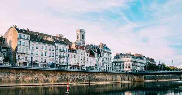 栀子花开的花朵又小又黄